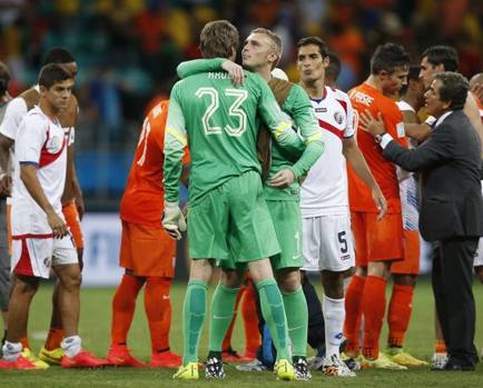 Primo a congratularsi con Krul, il collega che gli ha lasciato il posto, Cillessen. Action Images